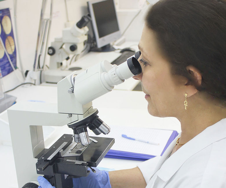 La doctora Marta Martín-Roldán mirando por el microscopio en Biomaro Labs